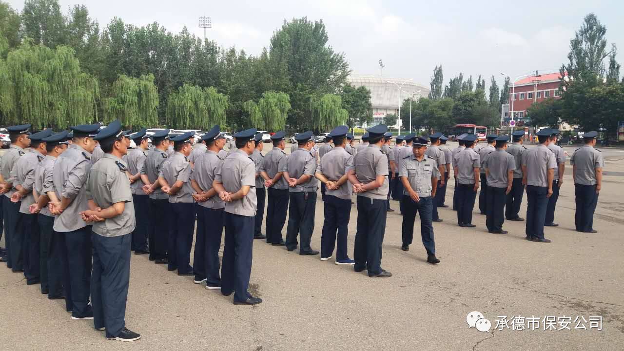 培训内容包括如何使用安检仪,保安执勤站姿,文明用语等,大家认真参加