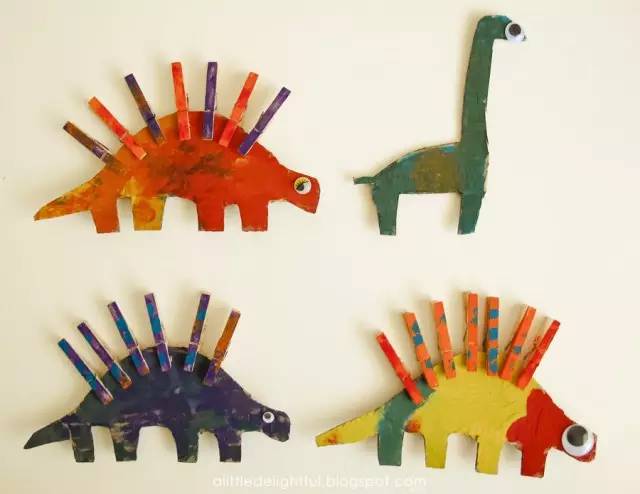 教育 正文  在厚纸板上画出恐龙的形状并剪下来,然后用颜料随意给恐龙