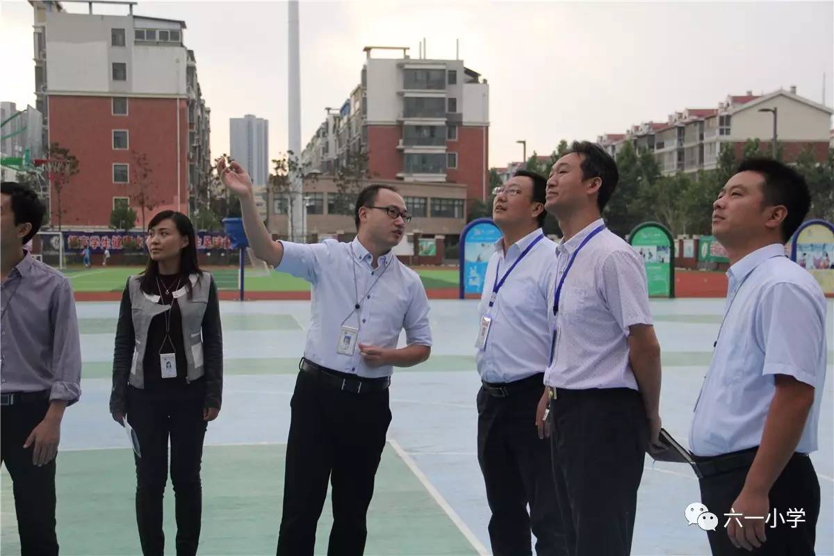 王超校长带领领导组参观六一小学