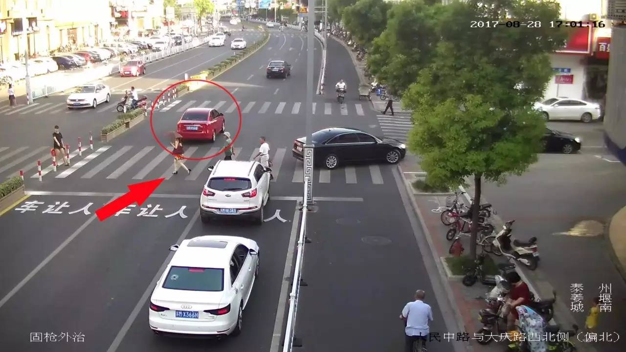 事发殷唐路某十字路口,一电动车老太被轿车"撞倒"在地