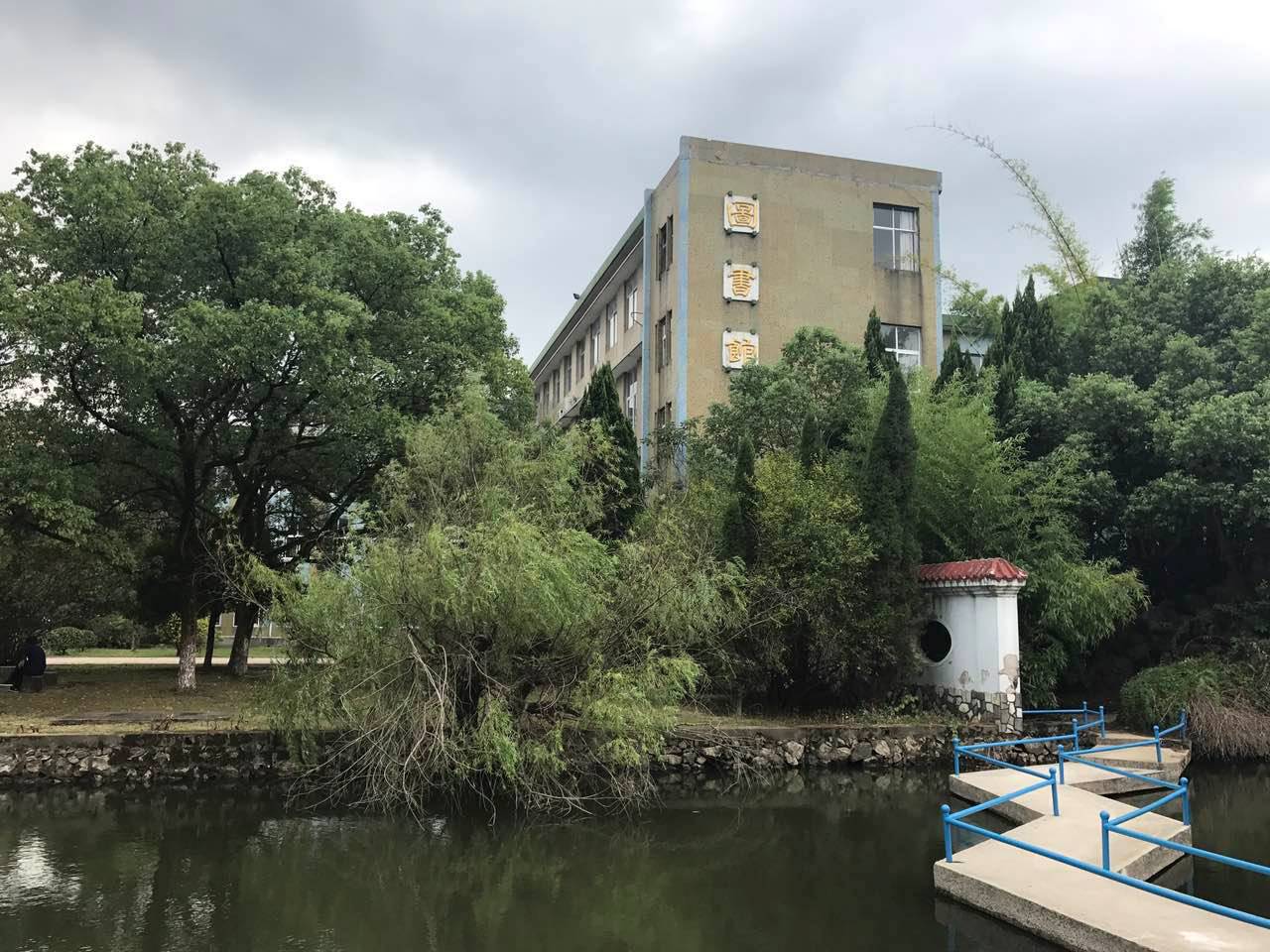 上饶市第一所高校书吧就坐落在上饶师范学院图书馆一楼