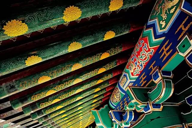 在建筑上施以色彩鲜明的彩画,成为中国古代建筑的显著特征