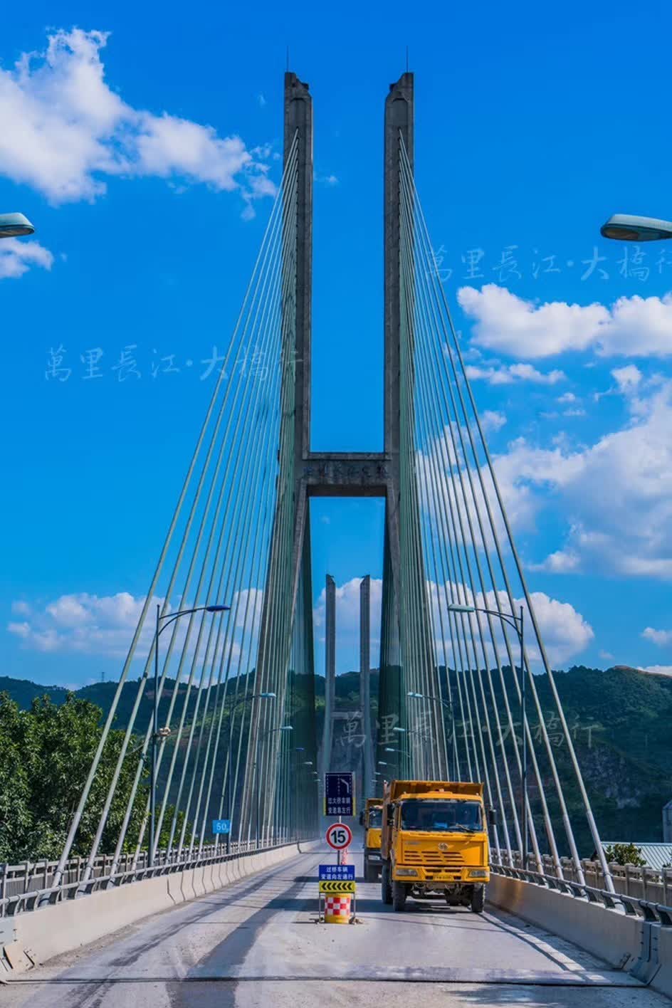 因周围扬尘较浓,地维长江大桥六个字已经褪去了它原本的色彩.