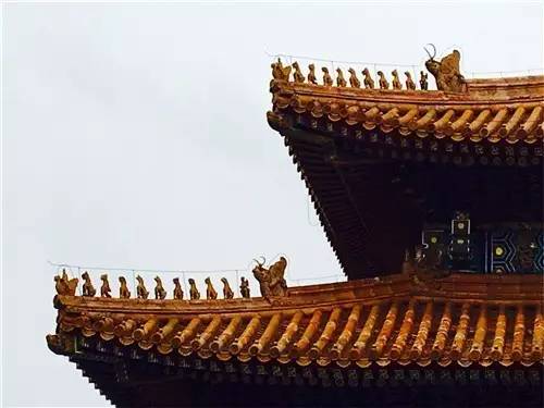 太和殿之上建筑形式最高的重檐庑殿顶,独一无二的十脊兽,象征着皇权的