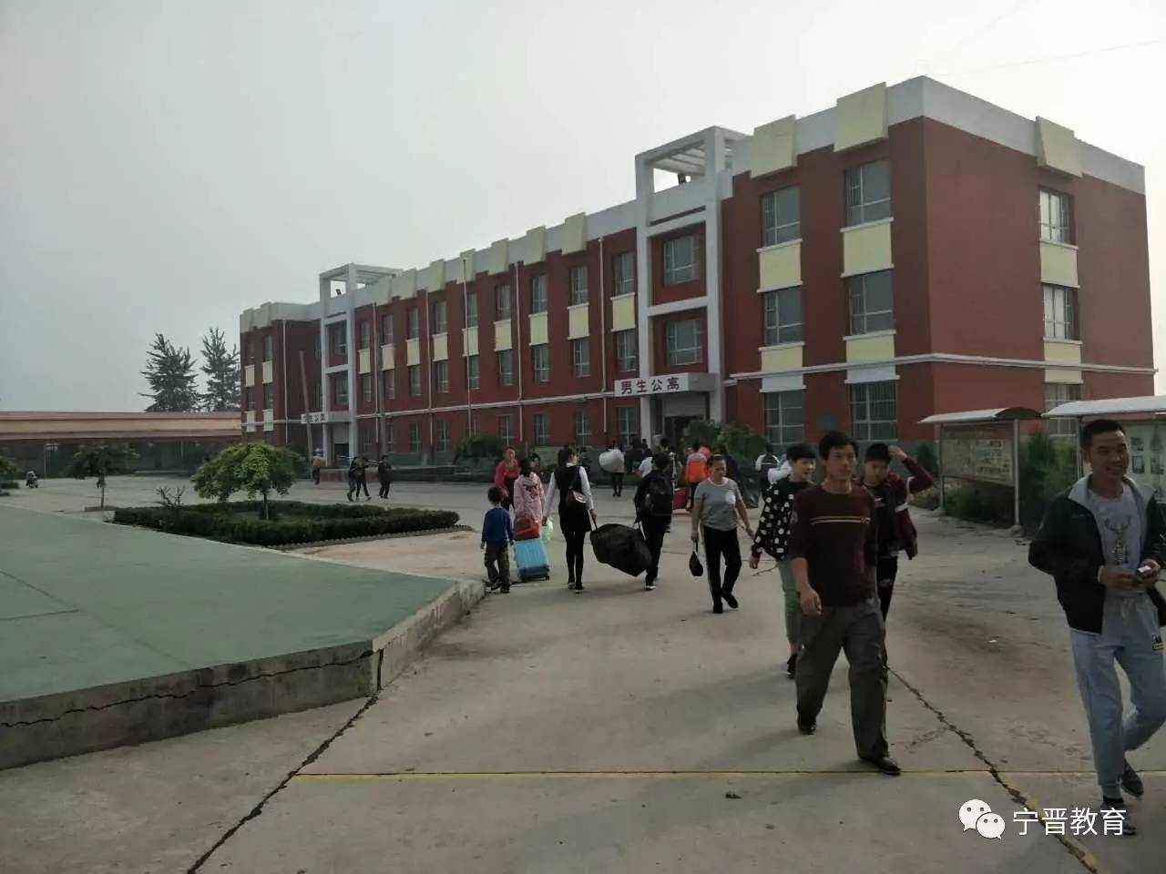 图为换马店中学开学第一天肆图为宁晋五中东校区(三中)新生入学报到伍