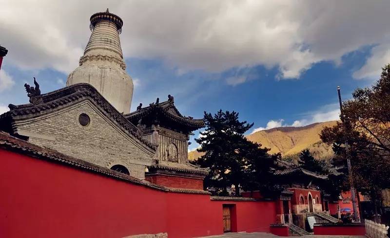 d2:早餐后游览五爷庙,白云寺,清凉寺,梵仙山,午餐自理 晚餐:五台山 住