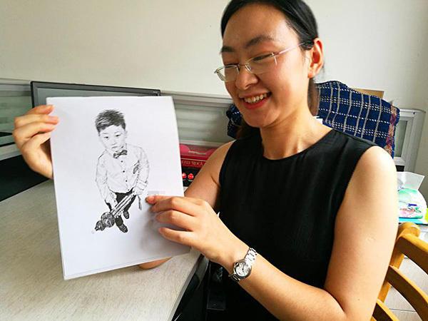 她是一名语文老师画出了43名自己学生的肖像画值得称赞