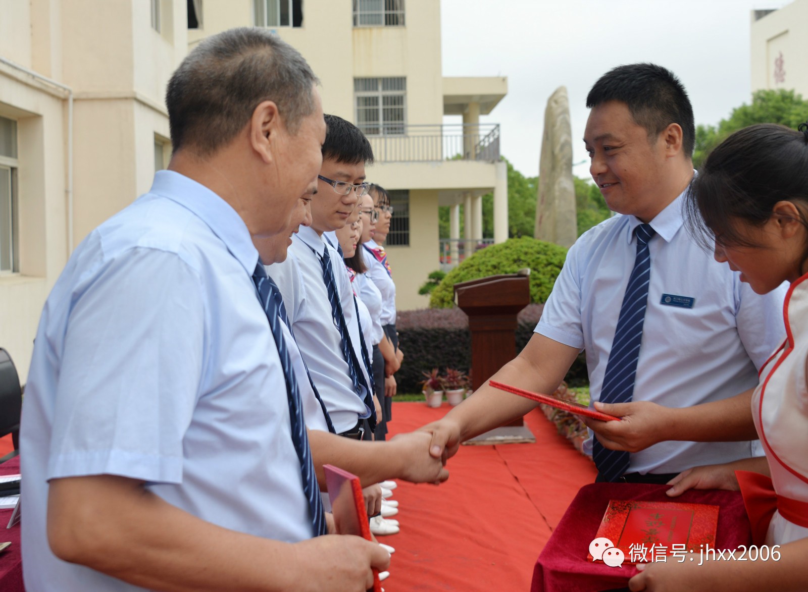 小学分校唐善民校长(左一)教学研究中心李元荣主任(中)陈启刚副校长肖