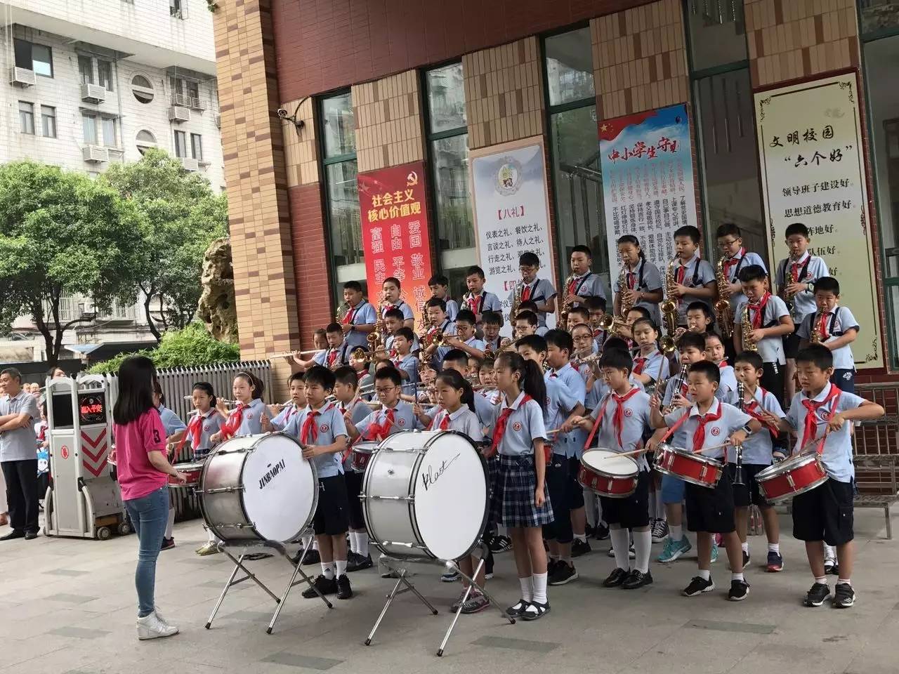 童心理解核心价值观 早晨,在鼓声阵阵中,游府西街小学迎来了新学期的