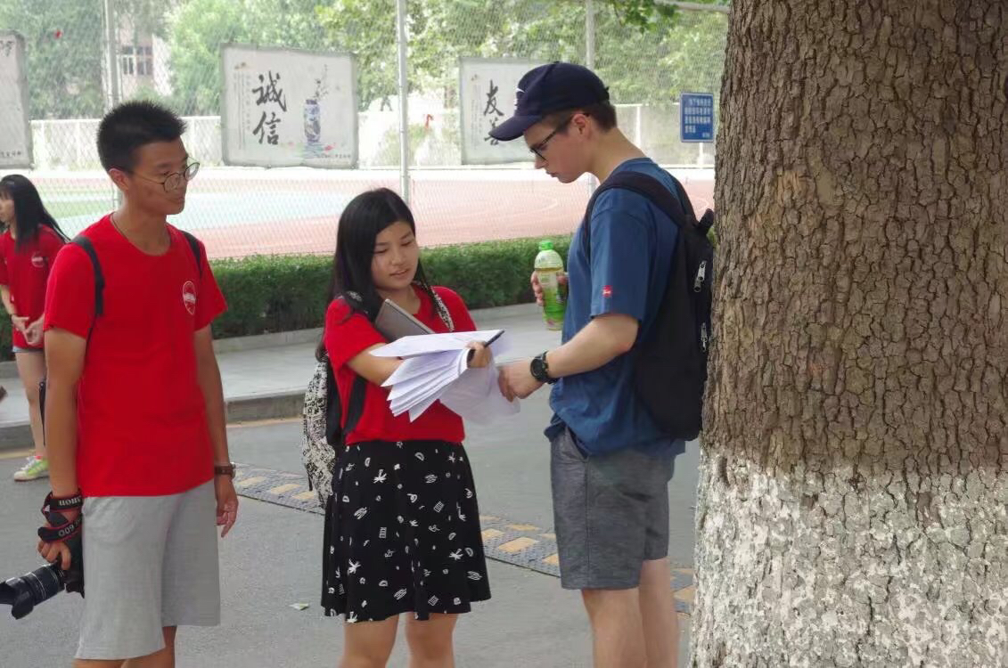 在北京语言大学进行问卷调查和采访