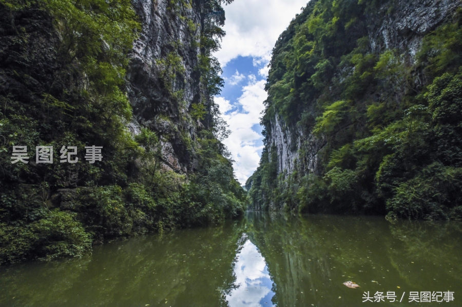 探秘猫跳河峡谷窄流,船只在地缝行驶观两岸崖壁天然画美不胜收