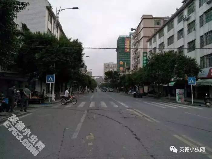 为此,英城街道办城监中队对市区校园附近农贸市场周边的市容秩序开展