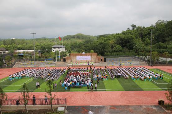 9月1日,重庆市九龙坡区陶家镇小学新学校首次举行新学期开学典礼,全校