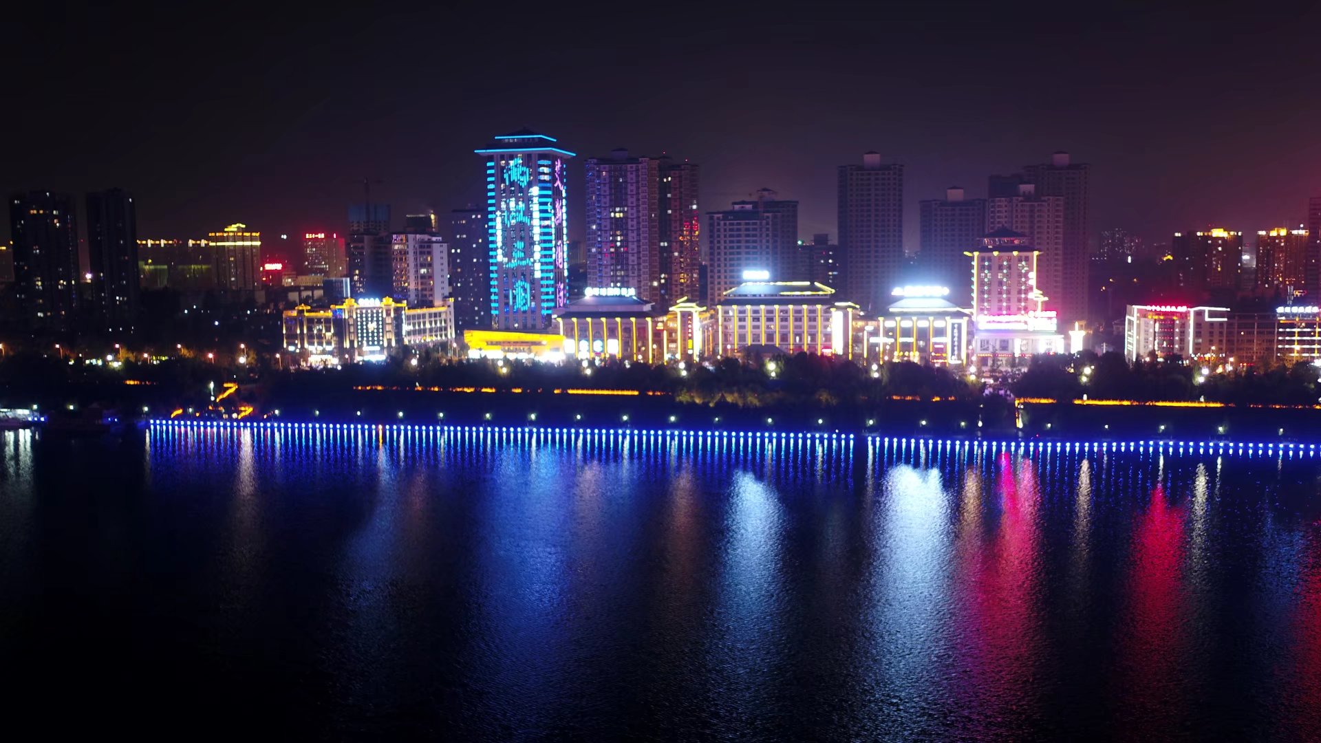 每逢夜里路过汉中桥闸时 透过车窗看着江边璀璨的夜景 就想立马停下