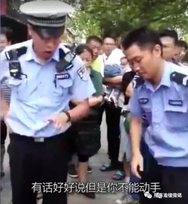 上海交警拌摔抱娃女子事件，应各负其责