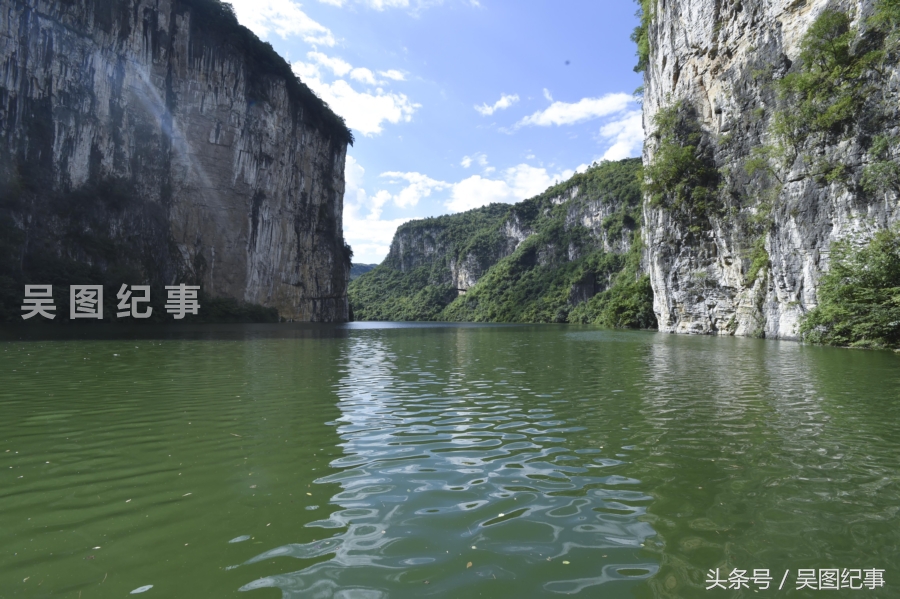 探秘猫跳河峡谷窄流,船只在地缝行驶观两岸崖壁天然画美不胜收