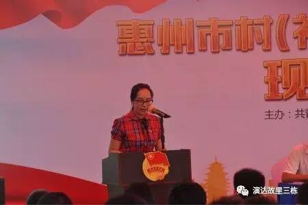 团惠城区团务部部长曾晓军对如何使用换届手册进行了讲解,展示.