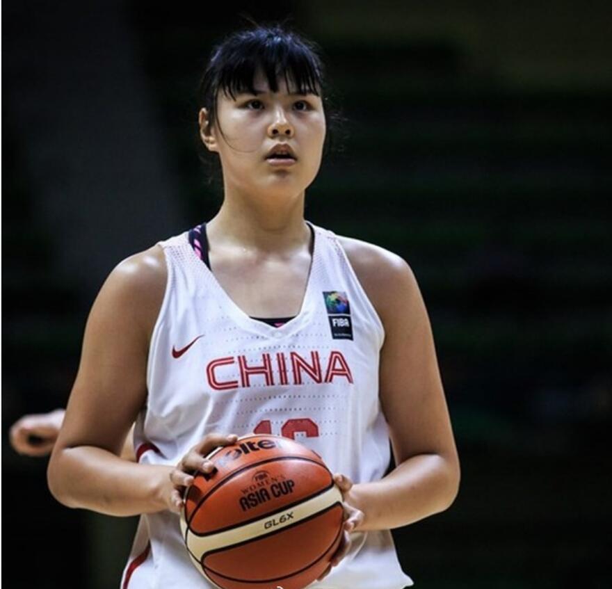 正文  如今18岁的李月汝由于近两年出色的表现,已经被视为中国女篮的