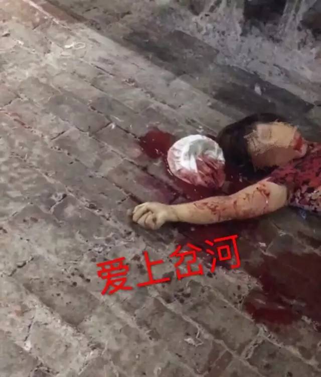 ▼(比较血腥,胆小者勿看)现场图片后续了解死者季某已当场死亡,警方已