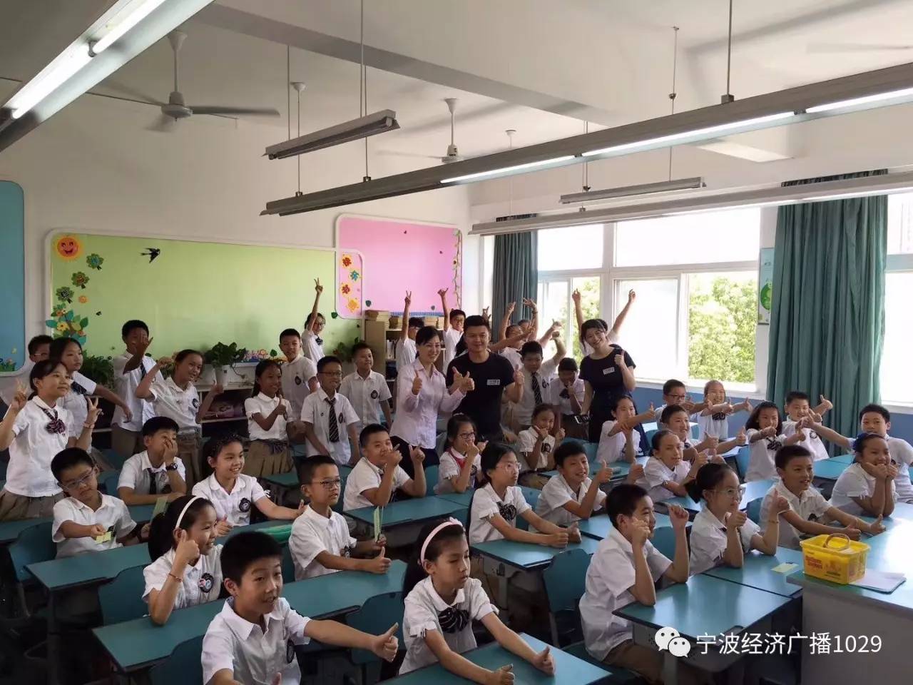 鄞江镇中心小学的开学典礼以"凝聚鄞小正能力,共筑多彩中国梦"为