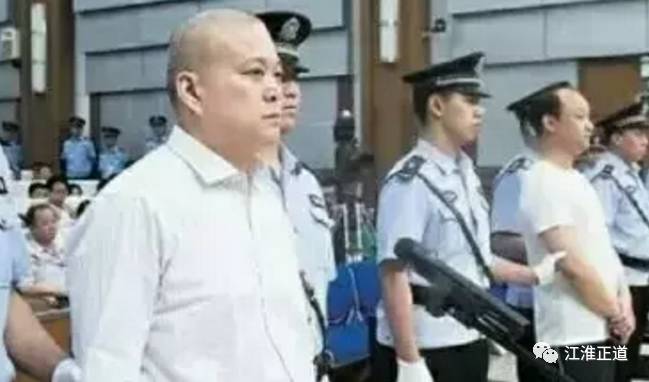 滥用执法权,农妇周秀云为阻止警察拷走儿子,与民警王文军发生撕扯,被