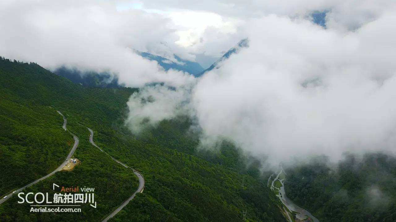 云层之上飞过巴朗山