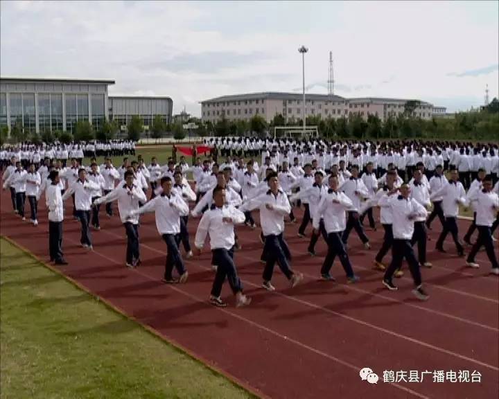 鹤庆一中举行高一新生军训汇演