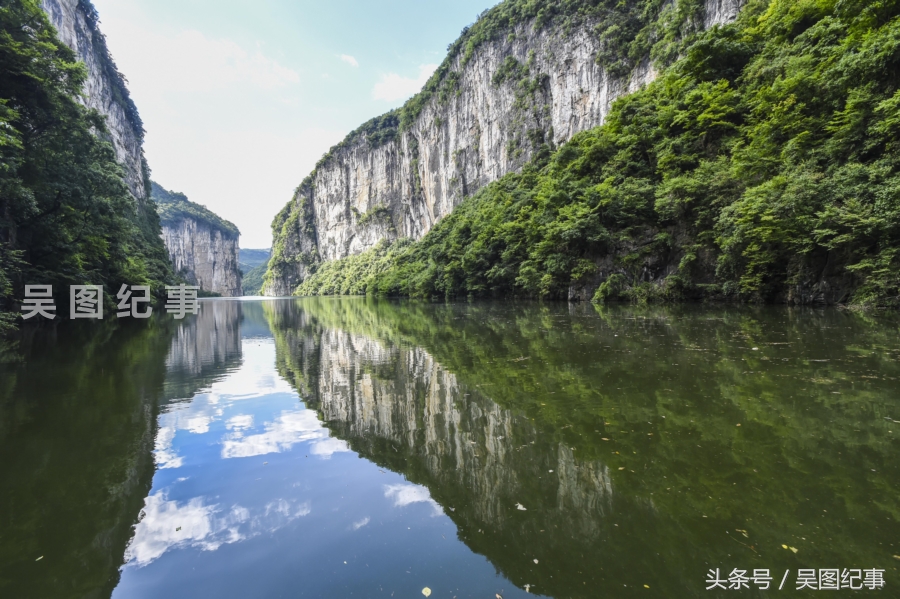 探秘猫跳河峡谷窄流,船只在地缝行驶观两岸崖壁天然画美不胜收