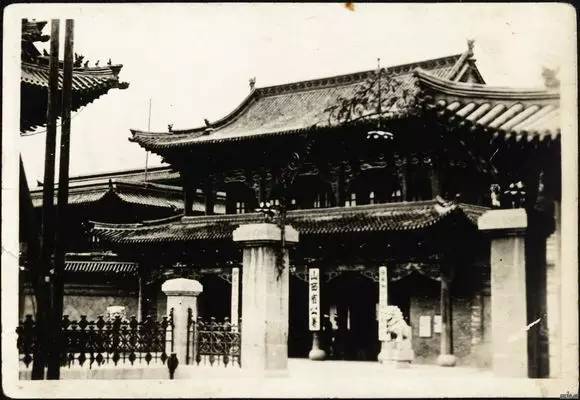 阎锡山改建督军府大门时的影像 此照摄于1932年,应该是现存大门最早