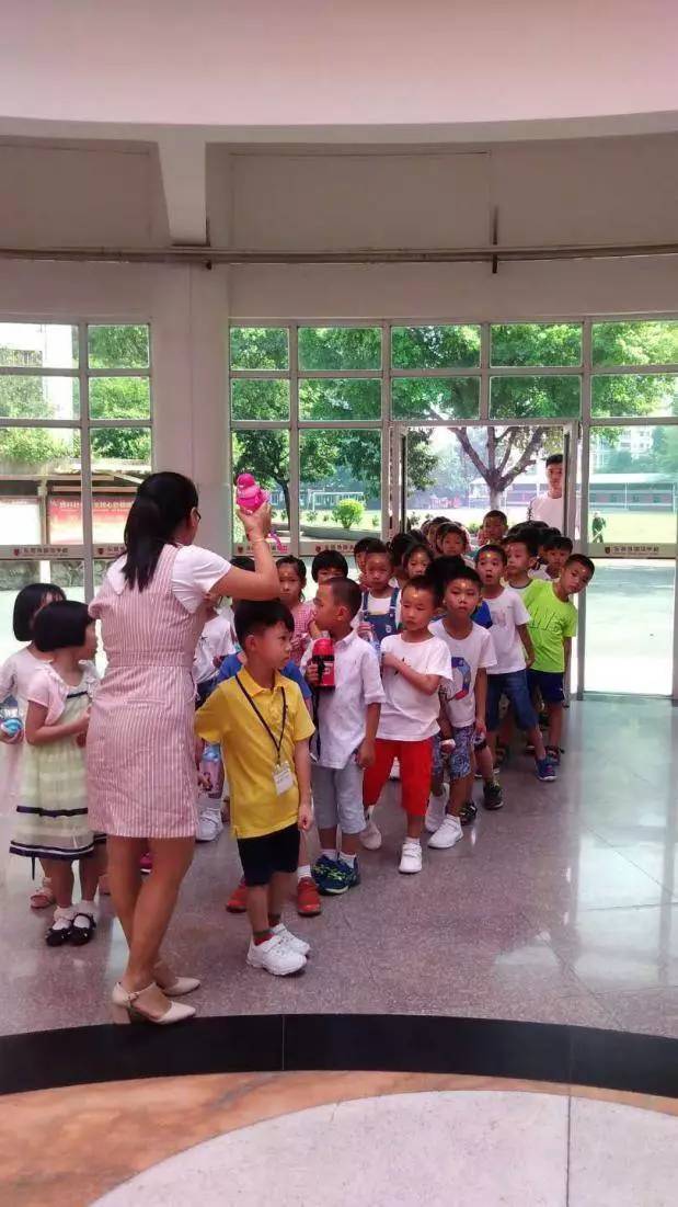 孩子们,恭喜你们今天开始正式成为小学生了!