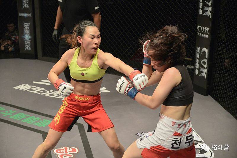 闫晓楠创造历史成为首位ufc中国女选手打法如此凶悍