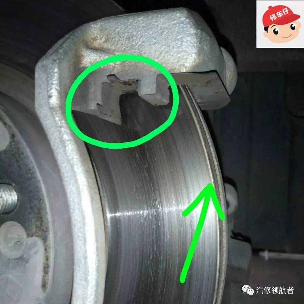 汽车 正文  汽修师傅检查后发现,刹车钳卡刹车片的位置有明显的痕迹
