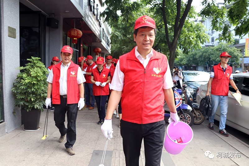 满城尽是红马甲柯城万名志愿者千余名党员参加红色服务垃圾再生文明