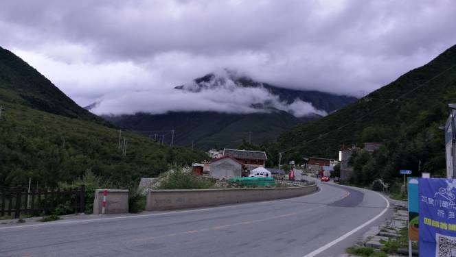 云雾缭绕的山间从瓦斯沟到康定再到折多塘村,大约47公里的连续上坡,后