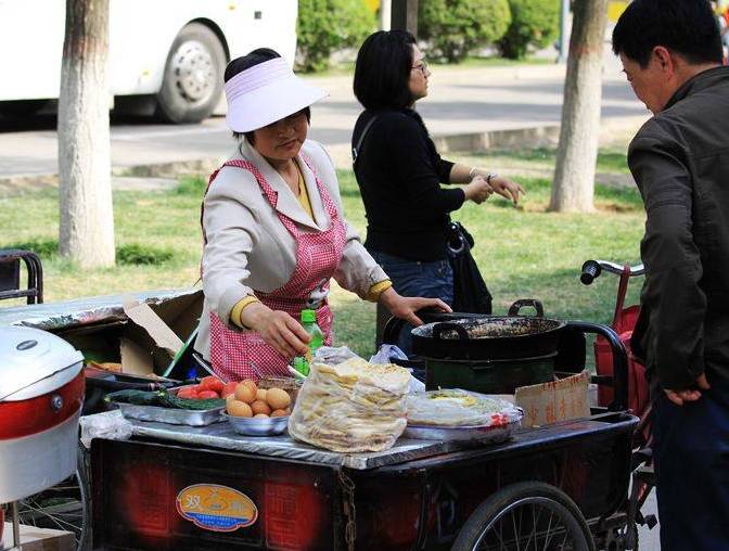 震惊了摊煎饼的大妈月入30000你还在天天加班赚那3000块