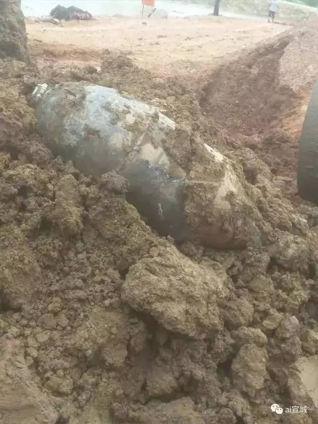 "头条"馆陶陈师傅在干活时候挖出一枚巨型炸弹!