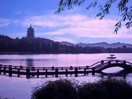 西湖,位于浙江省杭州市西面,是中国大陆首批国家重点风景名胜区和中国