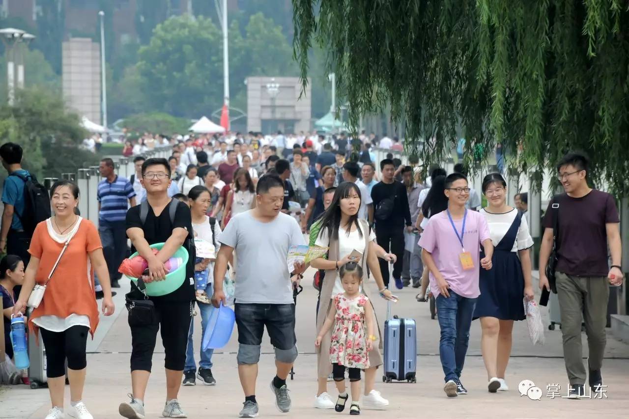 这边,小学生中学生们刚报完到 那边,大学校园里又热闹了起来