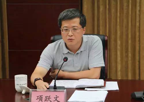 县委书记梁国金主持会议并讲话会议现场县领导项跃文,王光军,储诒权