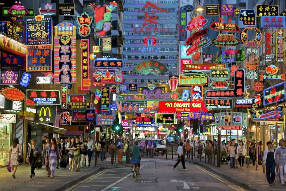 那些老街巷,嘈杂的街道,拥挤的人群,更能满足人们对于香港的所有幻想