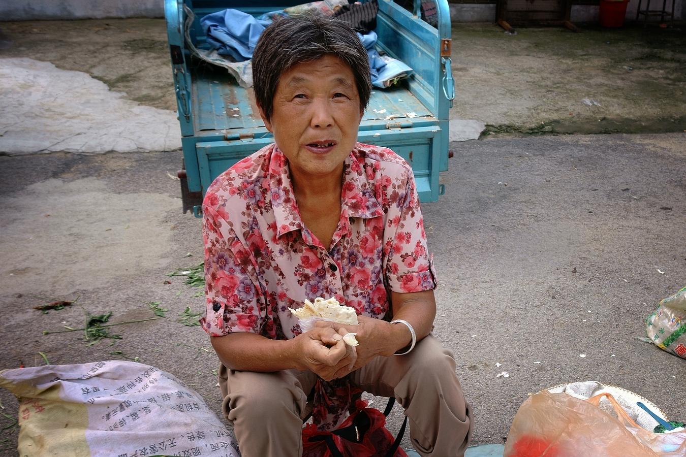 农村大集上65岁老人为省2元钱，午饭吃馒头就大蒜，让人心酸