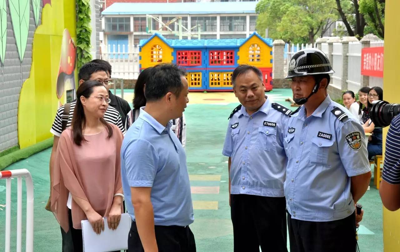 书记,局长何太平,党组成员,副局长程伟林陪同下深入武穴市实验小学大