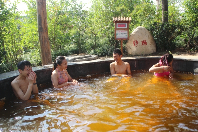 首批百余名员工及家属赴夏津德百温泉度假村享受美好时光