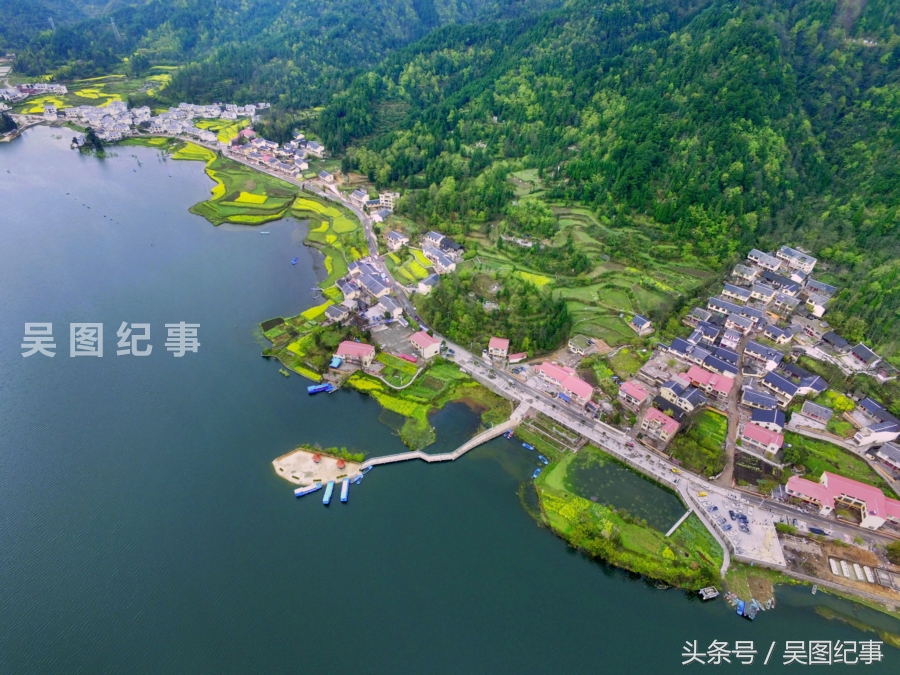 观山湖区中心公里,清镇城区21公里,镇驻百花湖村,总面积109