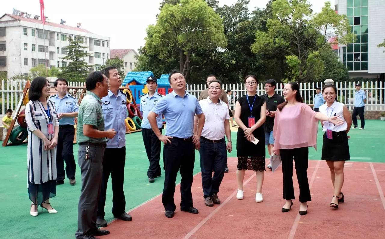 陈平校长代表学校向领导作