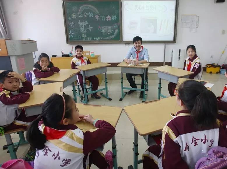 万全小学国际化的学校一向都会选用国际化的制式校服,总离不开:白色