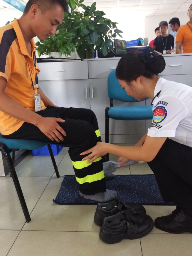 深圳机场将实施特别安检措施,旅客人身检查率,脱鞋率及行李开包率都将