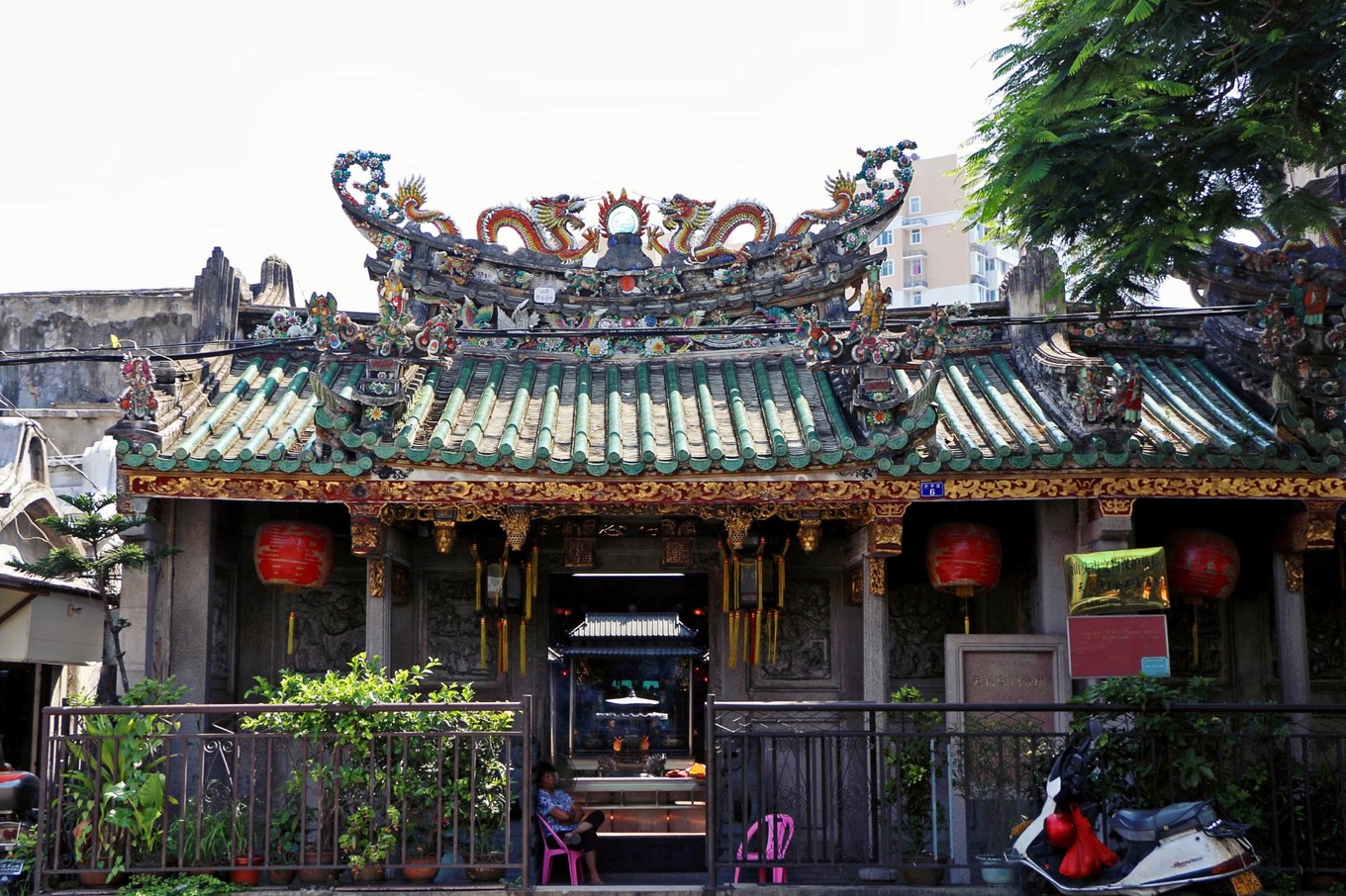 老市区的老妈宫跟关帝庙相邻.老妈宫屋顶上有着潮汕传统工艺嵌瓷.