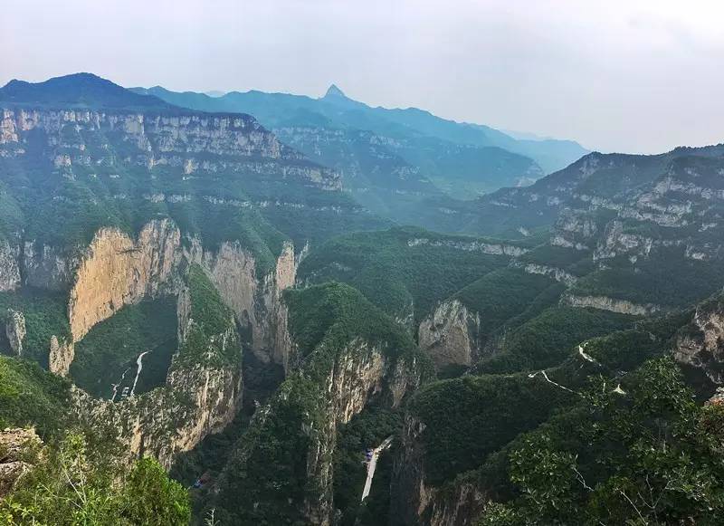 是平顺通天峡的"仙人峰"顶,海拔1600多米,有建于悬崖边上的凌空阁酒店