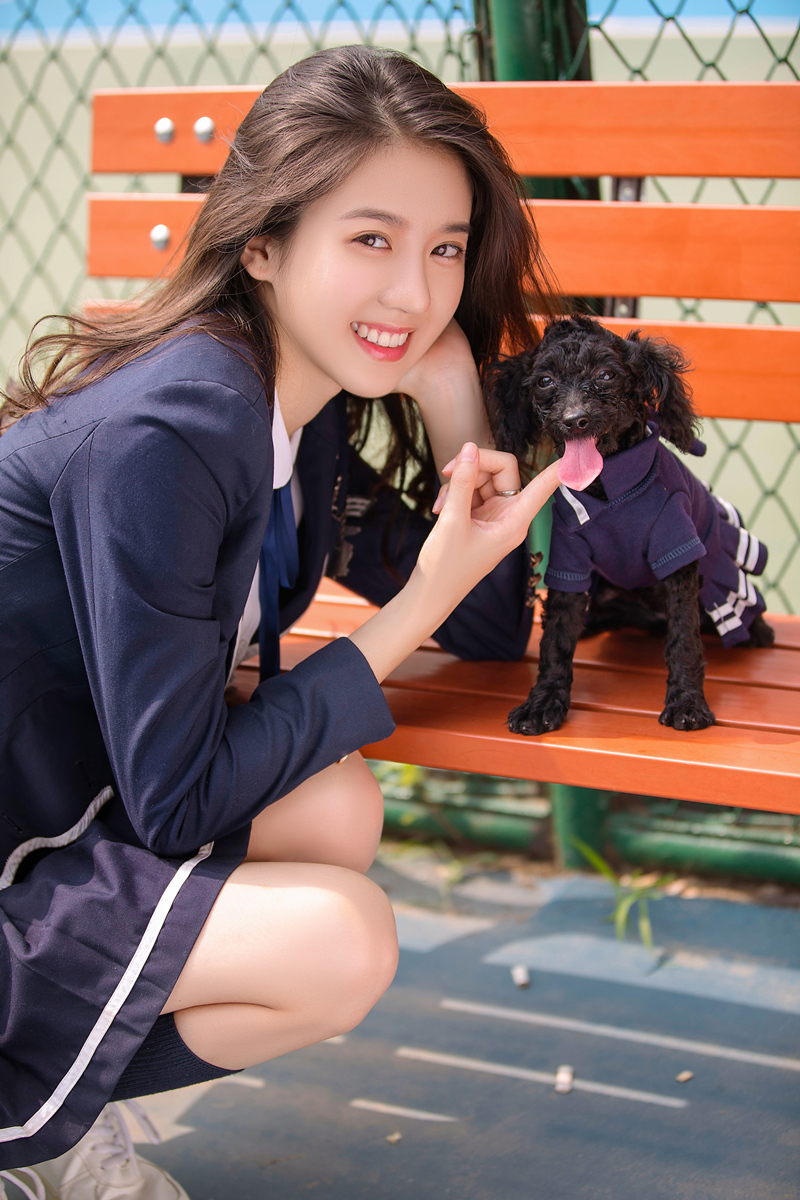 李凯馨:我去上学啦 和爱犬"亲子装"写真萌萌哒